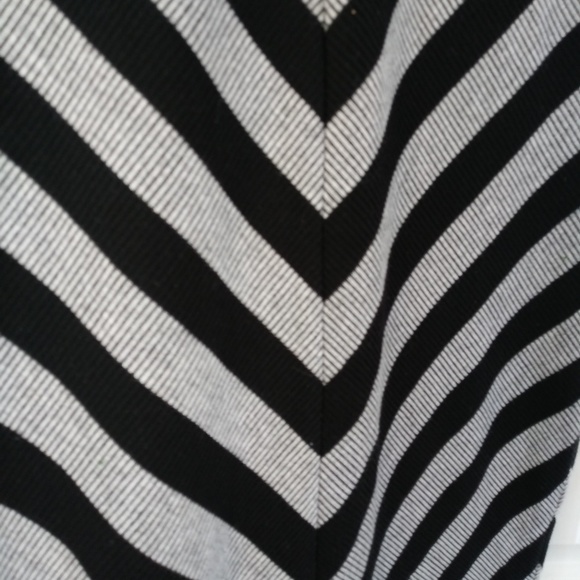 Dress : Black and grey chevron maxi dress - Picture 4 of 4